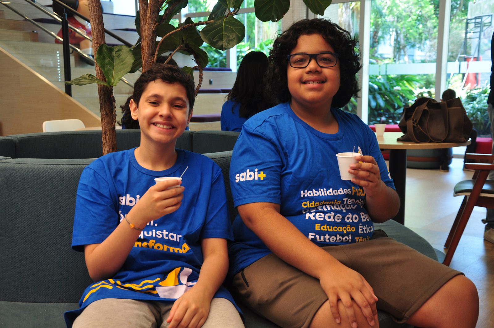 Dois alunos da Sabi+ sorrindo durante um lanche