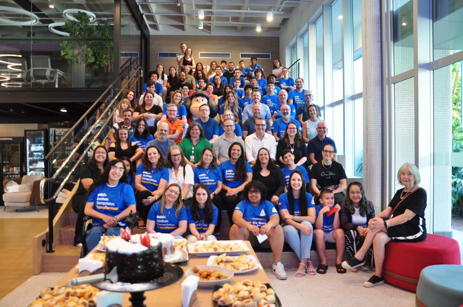 Equipe, alunos e familiares reunidos em evento da Sabi+