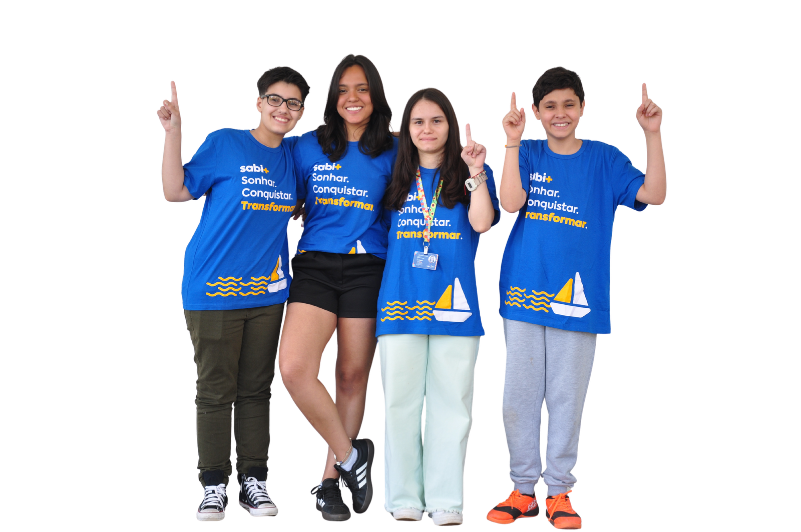 Jovens do programa Sabi+ vestindo camiseta 'Sonhar. Conquistar. Transformar.'