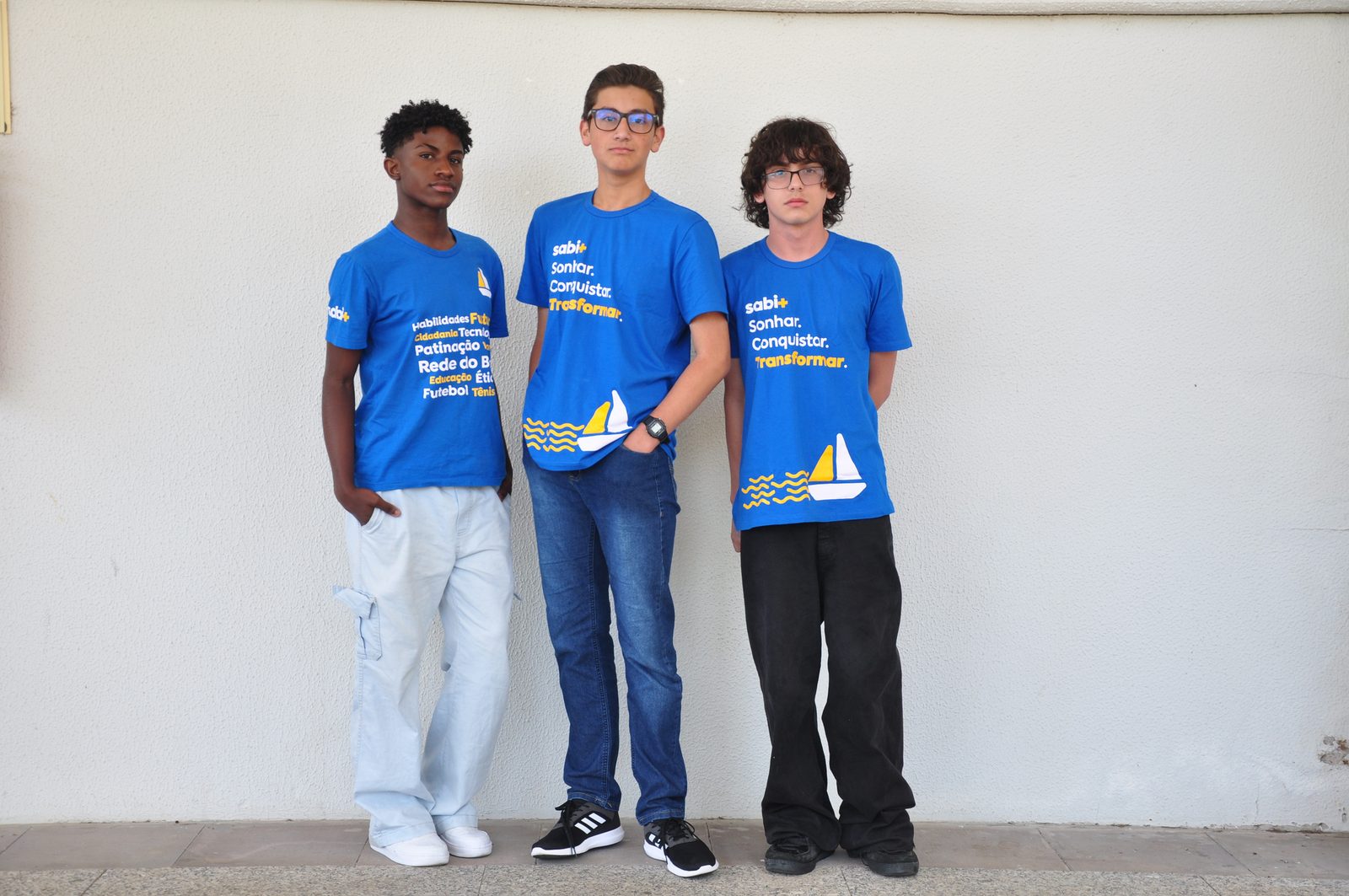 Adolescentes do programa Sabi+ vestindo camiseta da marca